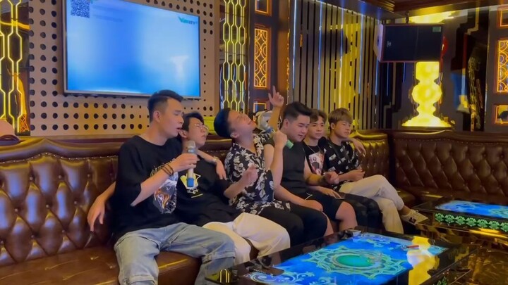MẤY ANH EM ĐI HÁT KARAOKE CỰC KÌ LÀNH MẠNH _