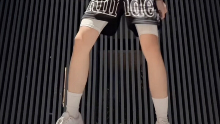 Đôi chân của nam sinh trung học..