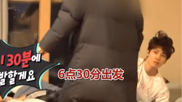 Shock! A member of the hottest boy group is actually sleeping in the living room!