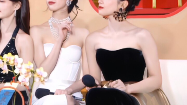 ช่างเป็นภาพที่น่ายินดีที่ได้เห็นสาวสวยทั้งสี่คนอยู่ในเฟรมเดียวกัน ไม่แปลกใจเลยที่พิธีกรหญิงจะอุทานว่