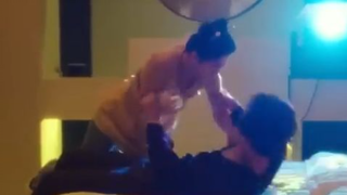 Aku tak sengaja menikah kontrak dengan paman CEO itu,dia perlahan jatuh cinta