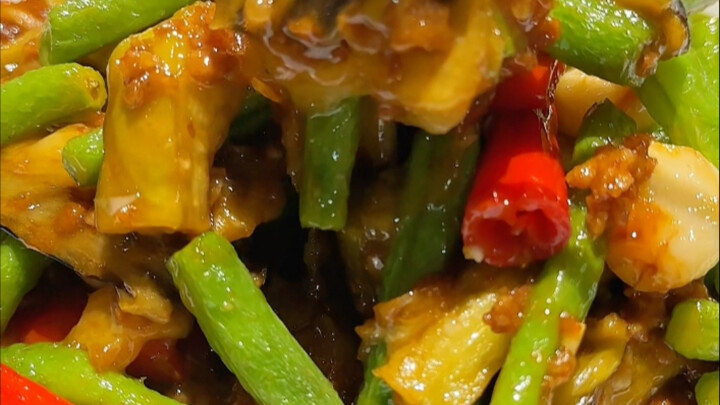 Giảng giải tỉ mỉ từng chi tiết cho tiểu đồ đệ, từ cách nhận biết nhiệt độ dầu đến khi nào là vừa, rồ