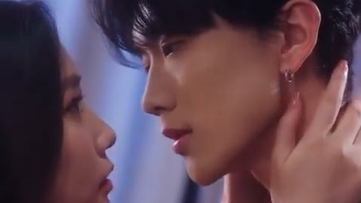 Gadis 20 tahun goda CEO kejam agar tak dijual, tapi dia malah mencintai