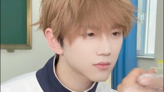 班里不同男生和女生掰手腕