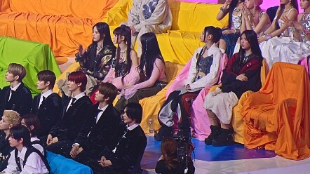 Celebrity Reactions to the Year-End Song Performance in the Audience VCR