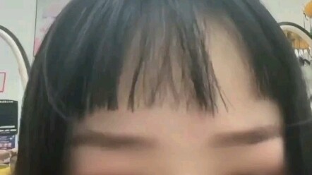 Hair-washing lady impersonates a barber to cut hair—after "ruining" a girl's bangs, she actually sne