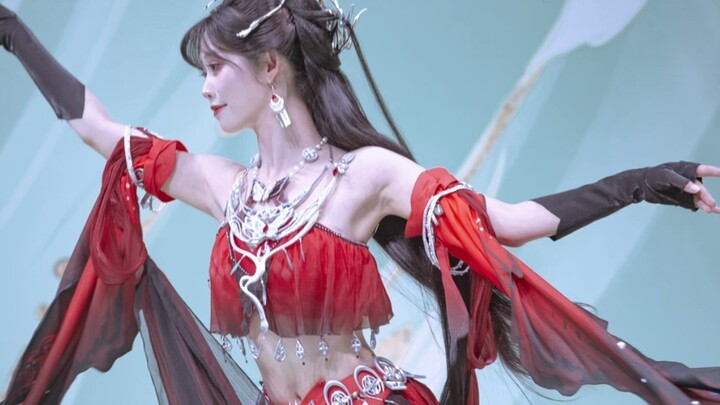 Pinggangnya begitu ramping, pantas saja disebut wanita berbahaya!