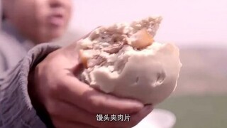 领导进村，看到有人在吃肉夹馍，其实早已看穿并没有说破