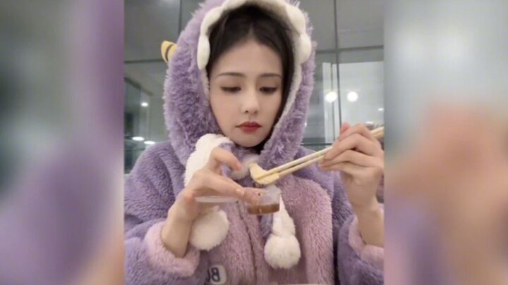 白鹿衣橱里睡衣占去半壁江山，冬天片场穿睡衣每天都能不重样！