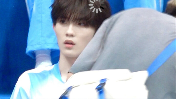 อยู่ทางซ้าย ทั่วทั้งโลกของเติ้งวุ่นวายไปหมด ช่างเป็นงานยากเหลือเกินสำหรับผู้ไกล่เกลี่ย