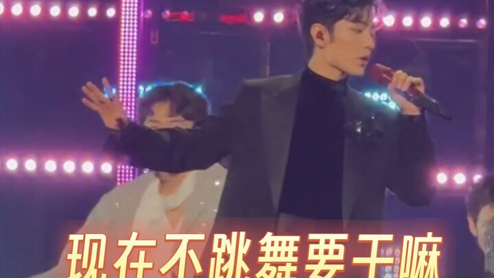 يا جماعة، من يفهم هالشعور؟ شياو تشان بالزي ده وبيتحرك كده بيعطي إحساس رجل بسيط خلص اقتحم عالم البحر…