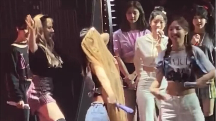 Hirai Momo wants to do a 1-3-2 collaboration stage.