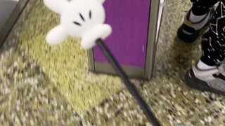 Một vật dụng không thể thiếu khi đi tàu điện ngầm! 6.9 Chuột Mickey