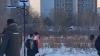 女生孤零零站在一边，看妈妈拿着自己新买的雪圈 哄南方小土豆玩，妈妈：让人孩子玩玩咋啦 等人家走了 你可劲儿玩 玩飞了也没人管你