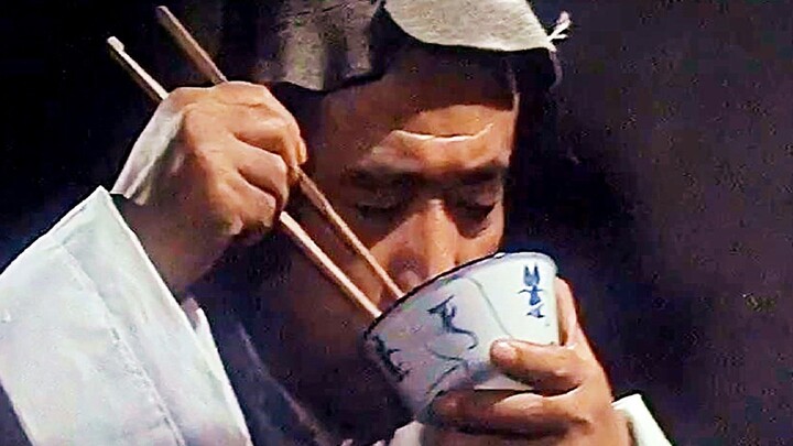 Ông lão 70 tuổi keo kiệt hết mức, lúc ăn cơm treo một sợi dưa muối ngay trên đầu, chỉ nhìn chứ không