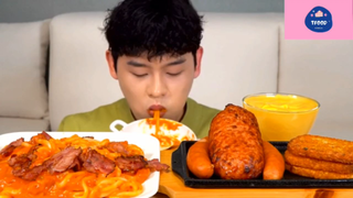 Mukbang mì cay với thịt nướng và xúc xích #anngon