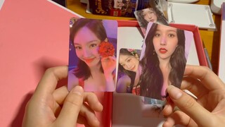 With 18 photo cards per album, TWICE's album is a paradise for photo card lovers!!