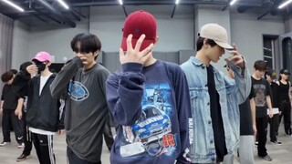 Stunt krump, sword group dance... an exhilarating year-end practice room performance that sends shiv