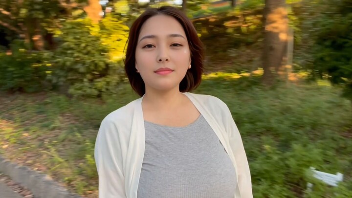 Chị gái lớn đi xuyên qua khu rừng nhỏ