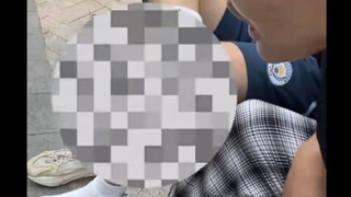 “敢在花园里脱鞋，看我如何收拾你”