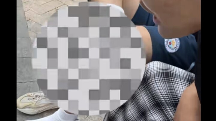 "Berani melepas sepatu di taman, lihat bagaimana aku akan menanganimu"