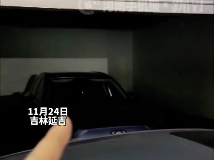 Garasi sering ditempati oleh satu mobil. Pria itu memperbaiki kunci pintu dan mengunci mobil lawanny