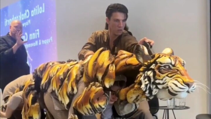 المتابعون: رغم أن الشخص الذي يؤدي العرض واضح تمامًا، إلا أن ذلك لا يؤثر إطلاقًا على الطابع الواقعي ل