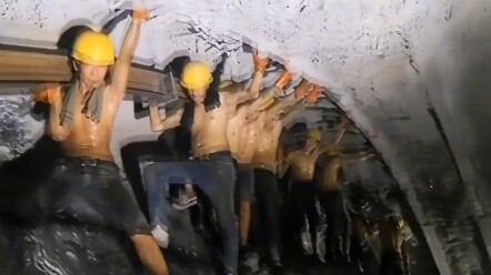 Netizen merekam rutinitas kerja mereka: bertelanjang dada mengangkat rangka baja di dalam terowongan