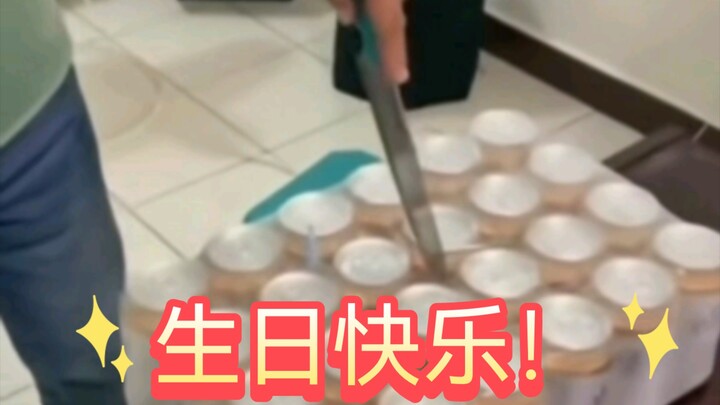 “Chúc mừng sinh nhật, bạn thân! Cắt cho mình hai lon nhé!”