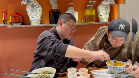 Lü Yan Protects His Food