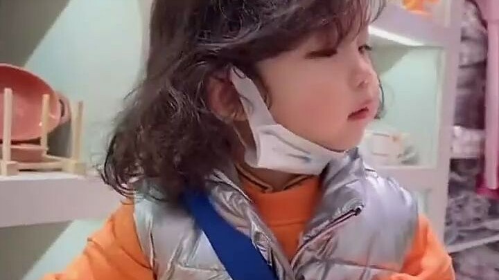 Mom asks Xin’er how she reacted to being told not to date. Is the daughter getting too old to keep a