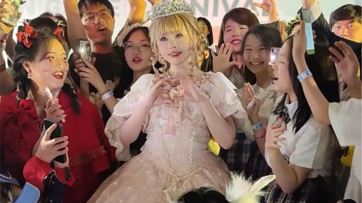 At the Kunming Comic Con! Feeling like a princess—so happy!