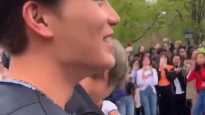 [Kaican dances BTS's "Not Today"] It's too close... If I were this close, I'd probably pass out TT