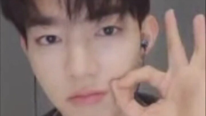 Choáng váng: Trong buổi ký tặng video, idol lại mắng fan là “trà xanh” —