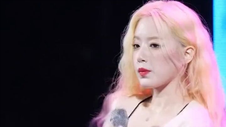 Ye Shuhua's blonde hair and red lips are so white that they reflect light ~ "Latata" direct shot