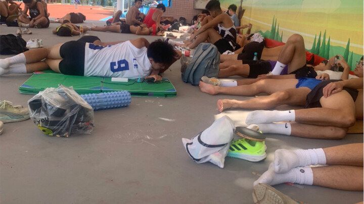 Cậu bé thể thao chạy đến khiến trái tim bừng nở!