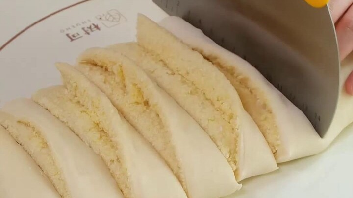 Fold, pull, twist, and bake—fragrant aromas fill the whole house! Let’s make a simple, no-knead coco