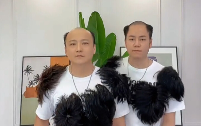 Vậy thì đội tóc giả nhảy disco thôi! aahahahahahaha~