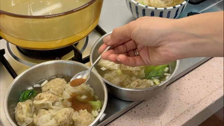 น้ำซุปเป็นหัวใจสำคัญของบะหมี่เกี๊ยวแบบกวางตุ้ง ร้านข้างนอกแทบไม่ค่อยใช้วัตถุดิบจริงๆ แบบนี้แล้ว ถ้าไ