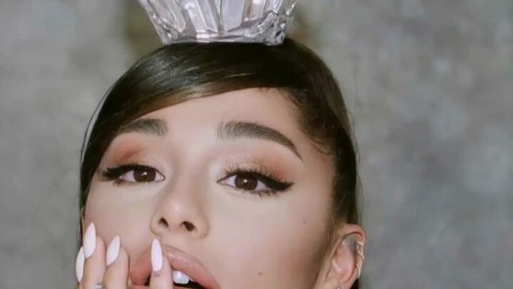 Ariana Grande Wallpaper | Who wouldn’t love this beauty?