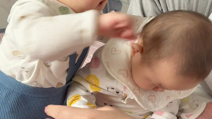 Sahabatku nggak asal ngomongin masa depan buat anak perempuanku, malah datang bawa gelang emas besar