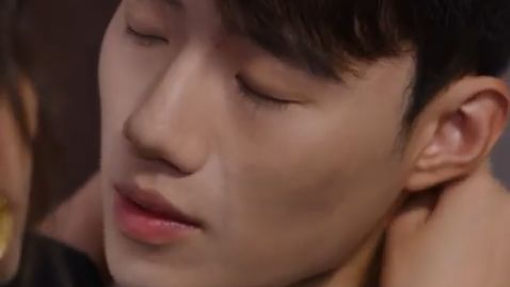 Di hidup lalu,ia dijodohkan dan dibunuh.Kini,ia memilih pengawal tampan