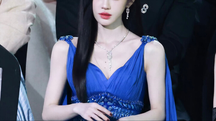 ทั้งฉากแทบจะเป็นขาวดำหมด แต่มีเธอคนเดียวที่เติมสีน้ำเงินสดใส สวยจนโดดเด่นสุดๆ!