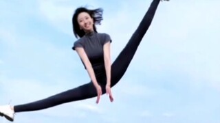 The dance coach of Evergrande Song and Dance Troupe shows the ultimate split; the fragrance of plum 