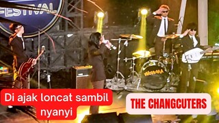 LONCAT SAMBIL NYANYI BERSAMA BAND THE CHANGCUTERS DI ACARA TONIGHT FESTIVAL NETTV