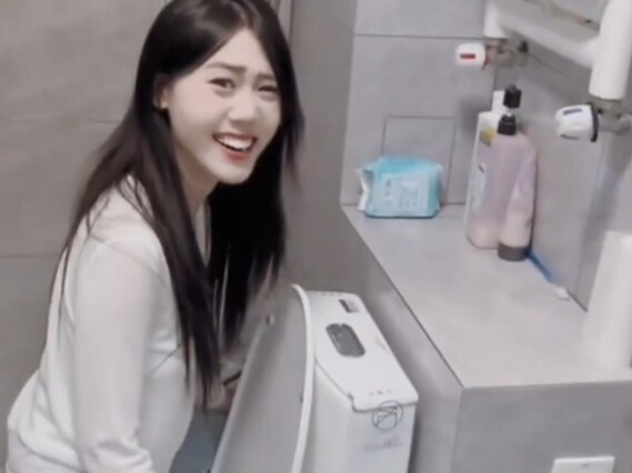 “Đây là lần đầu tiên tôi nghe nói có người dạy con gái cách sử dụng nhà vệ sinh.”
