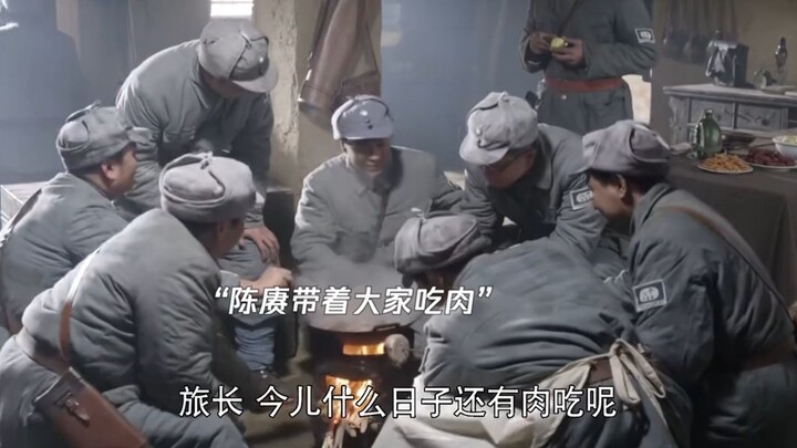 Trần Canh mời mọi người ăn thịt, vừa thấy Bành Lão Tổng bước vào, liền vội vàng giấu miếng thịt đi, 
