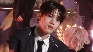 ĐÊM BIỂU DIỄN CA KHÚC MỞ ĐẦU "TẤT CẢ THƠ VÀ TIỂU THUYẾT TRONG LÒNG TÔI" CỦA CLOSE YOUR EYES