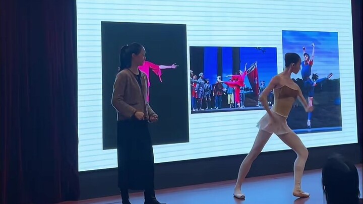 Wang Yufei dari Balet Nasional Tiongkok memperagakan gerakan Detasemen Merah Wanita