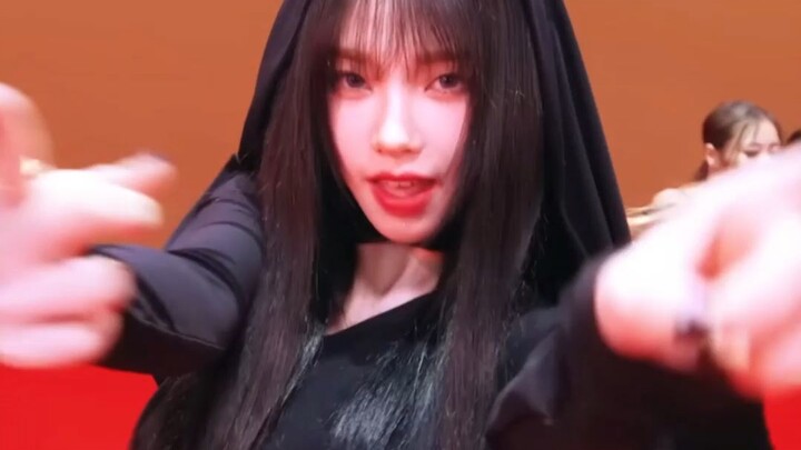 พี่หลิว ช่วยจัดลุคนี้บนเวทีแสดงเพลงหน่อยได้ไหม!!!!